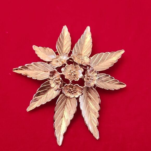 Vintage Signed Monet Silver Plated Flower Brooch Pin - Picture 1 of 3